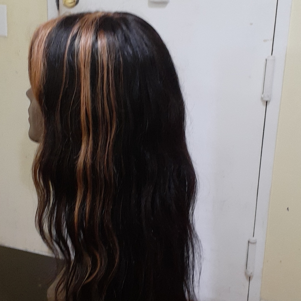 A wig - Picture 2 of 5